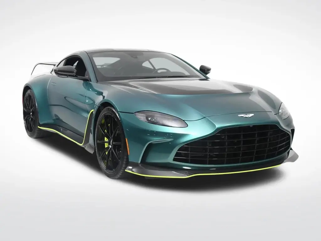 アストンマーティン レーシンググリーン仕上げとOnyx Black - Semi Anilineインテリアの2023 V12 Vantage  Coupeが200 Bird Rd